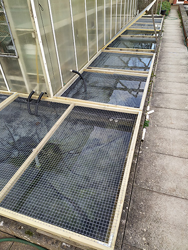 Hinged wire mesh screens